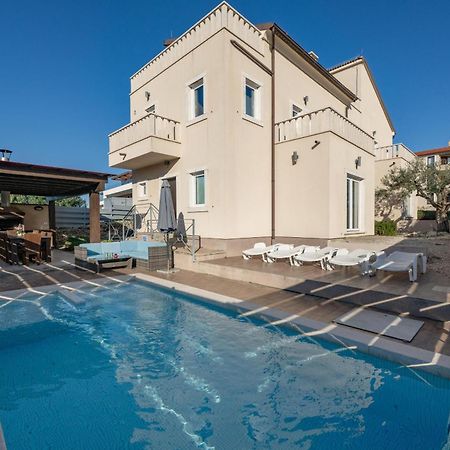 Villa Castagna Near The Sea With Private Pool And Sauna Premantura Eksteriør bilde